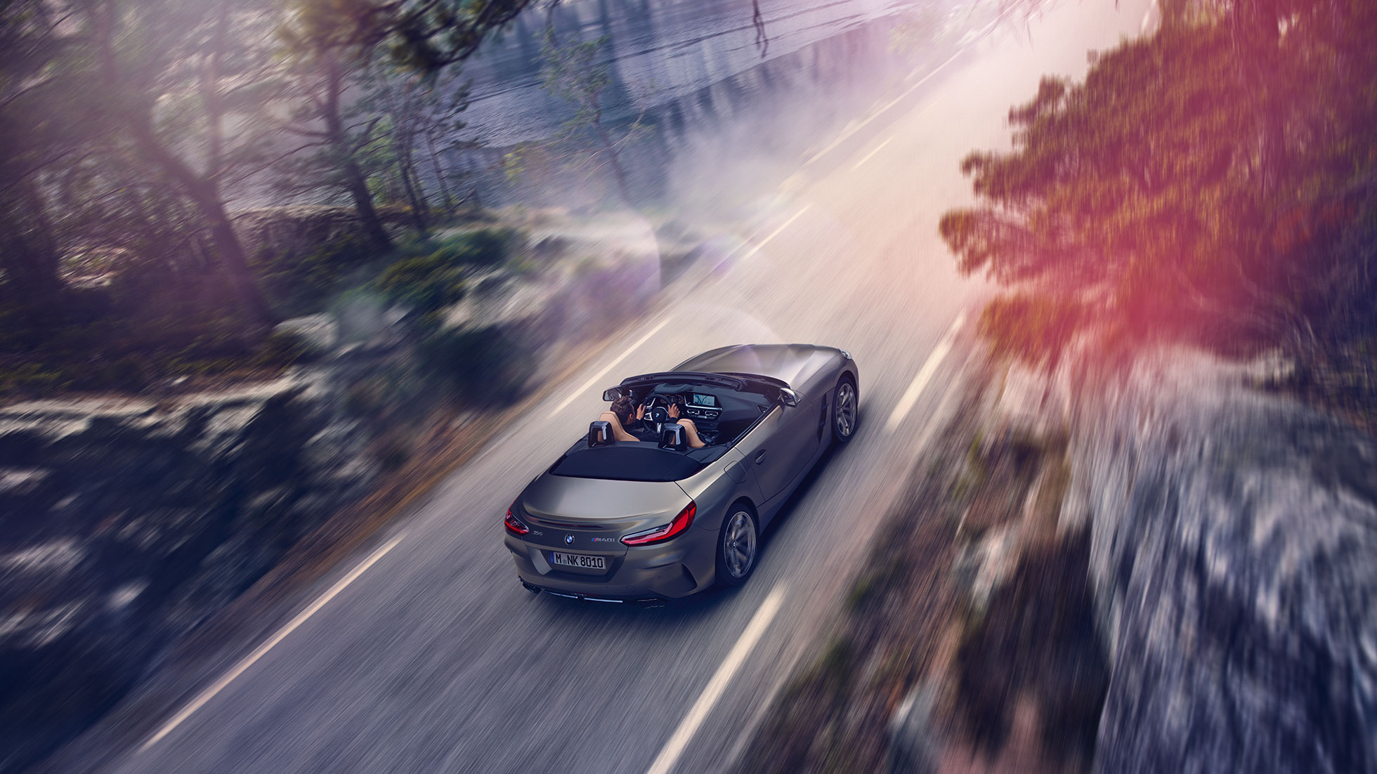 BMW Z4 M40i G29 Cabrio con capote aperta BMW Z4 M40i Roadster G29 2019 Cabrio BMW Individual Frozen Grey metallizzato in movimenti con capote aperta e con prospettiva a volo di uccello