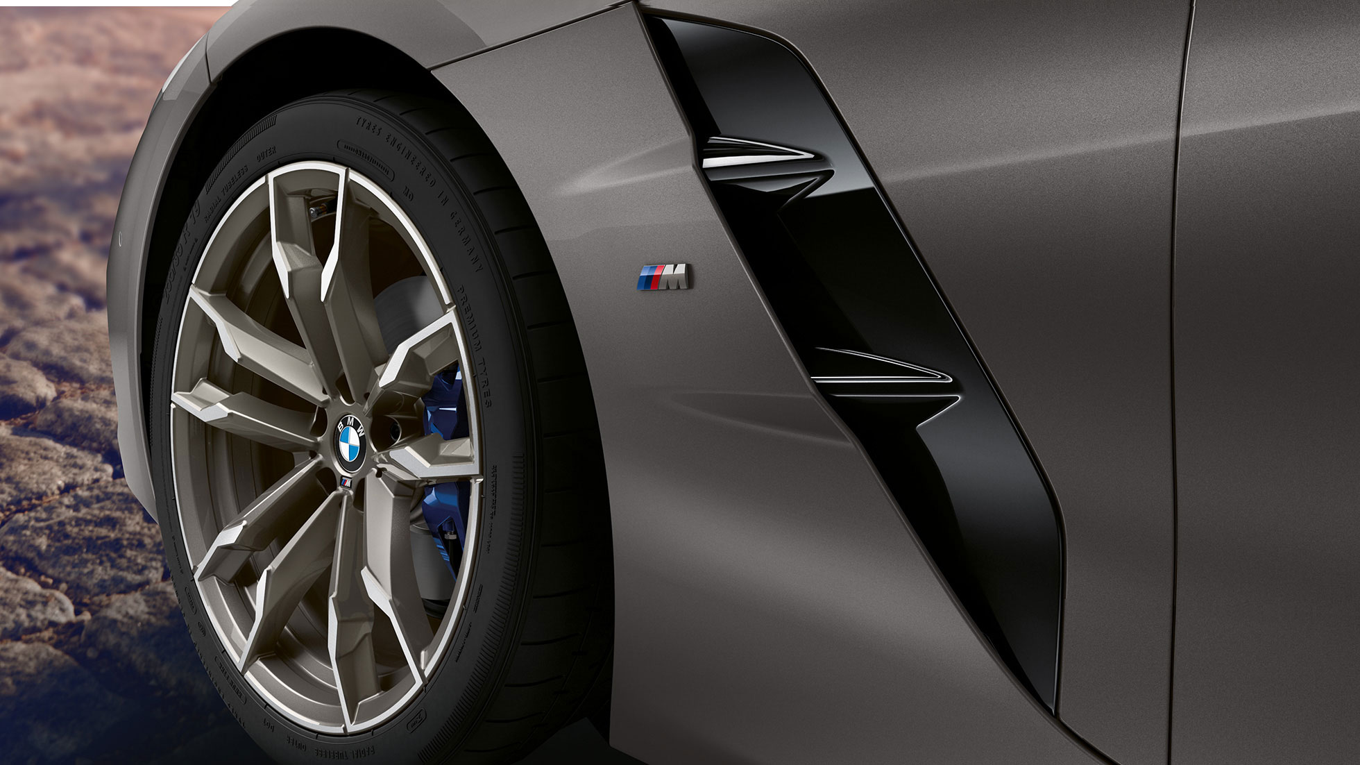 Cerchio della BMW Z4 M40i G29 Cerchio della BMW Z4 Roadster M40i G29 2019 BMW Individual Frozen Grey metallizzato primo piano della ruota e degli Air Breather