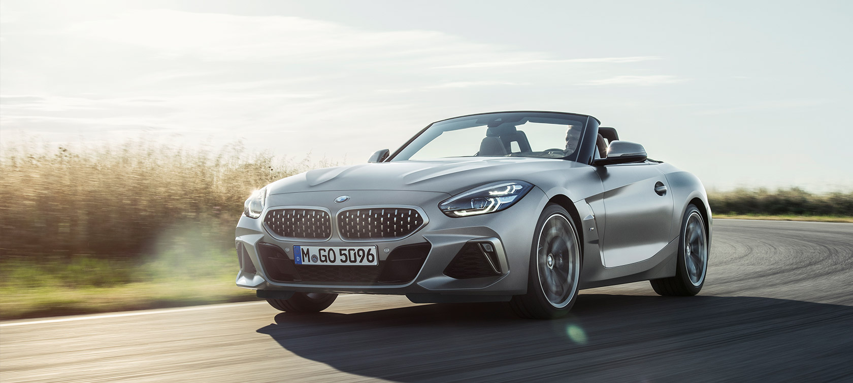 Vista anteriore a tre quarti della BMW Z4 M40i Roadster G29 BMW Z4 M40i Roadster G29 2019 Cabrio BMW Individual Frozen Grey metallizzato in movimento vista anteriore a tre quarti