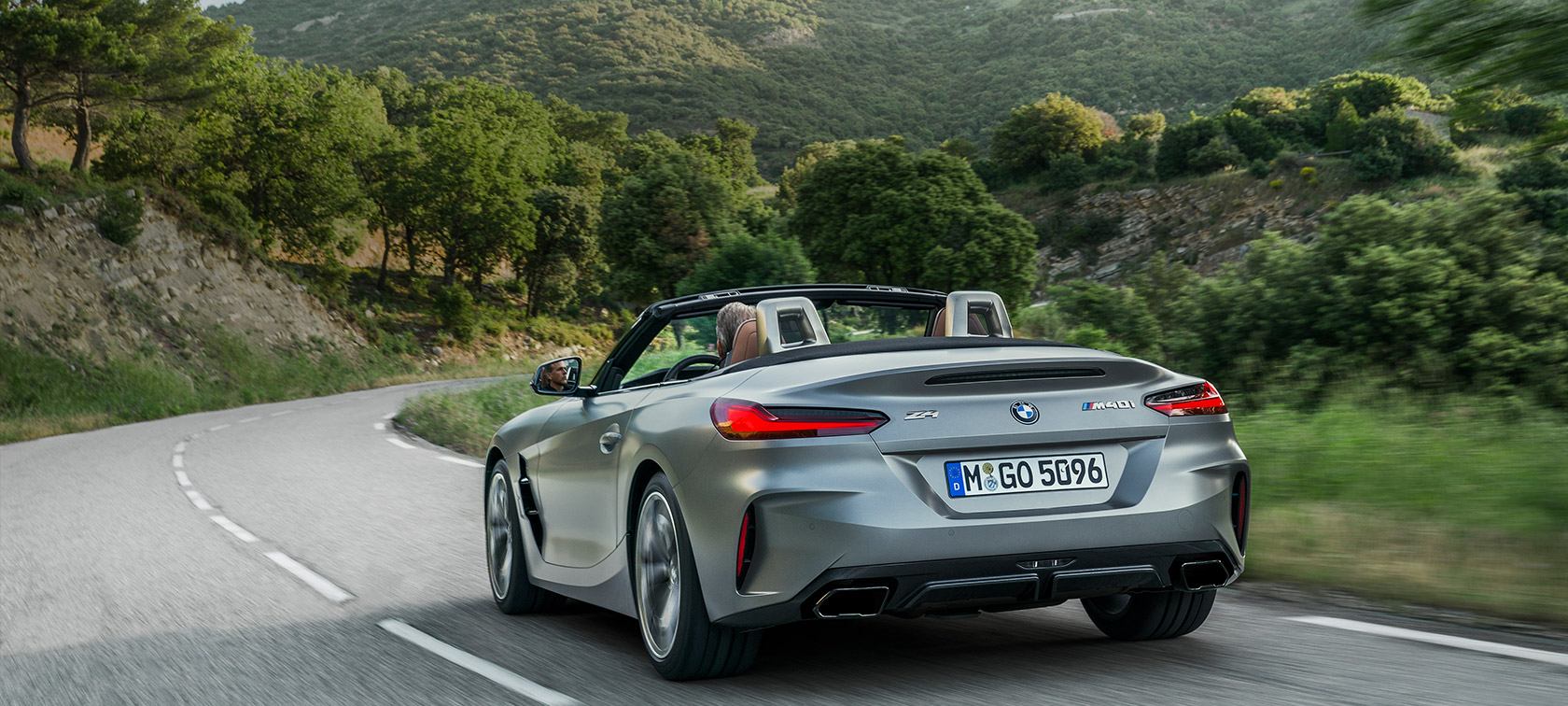 Vista posteriore a tre quarti della BMW Z4 M40i G29 BMW Z4 M40i G29 2019 Cabrio BMW Individual Frozen Grey metallizzato vista posteriore a tre quarti