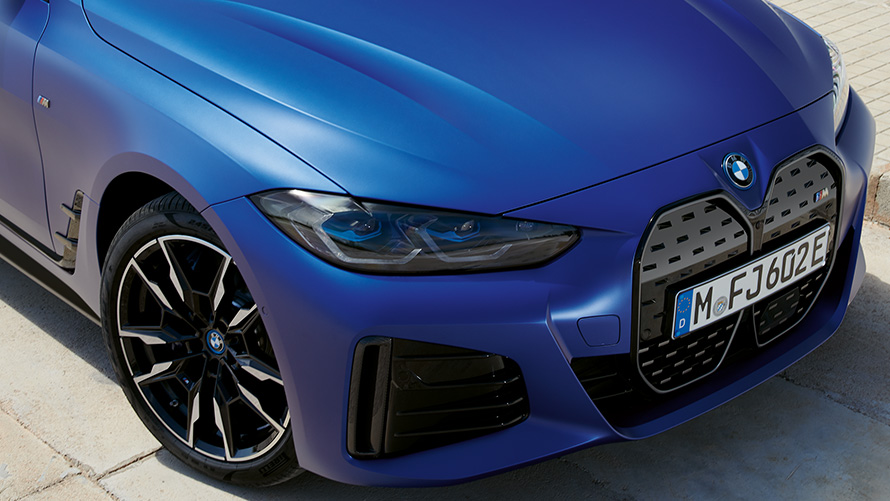 BMW i4 M50 G26 2021 BMW Individual Frozen Portimao Blue metallizzato Vista anteriore a tre quarti dall&rsquo;alto 