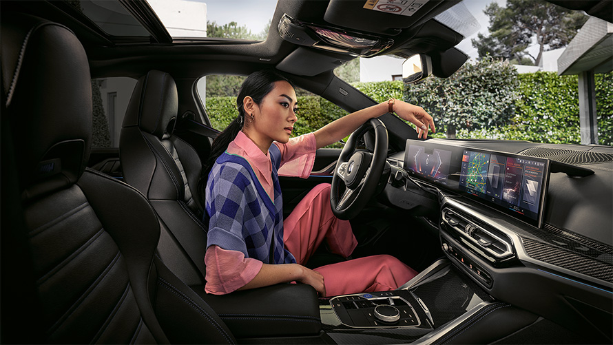 BMW i4 M50 G26 2021 Interni con donna alla guida