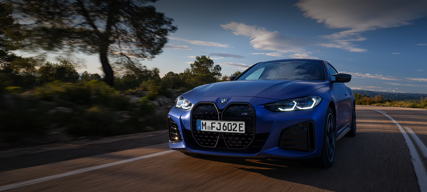 BMW i4 M50 G26 2021 BMW Individual Frozen Portimao Blue metallizzato Vista anteriore a tre quarti in movimento