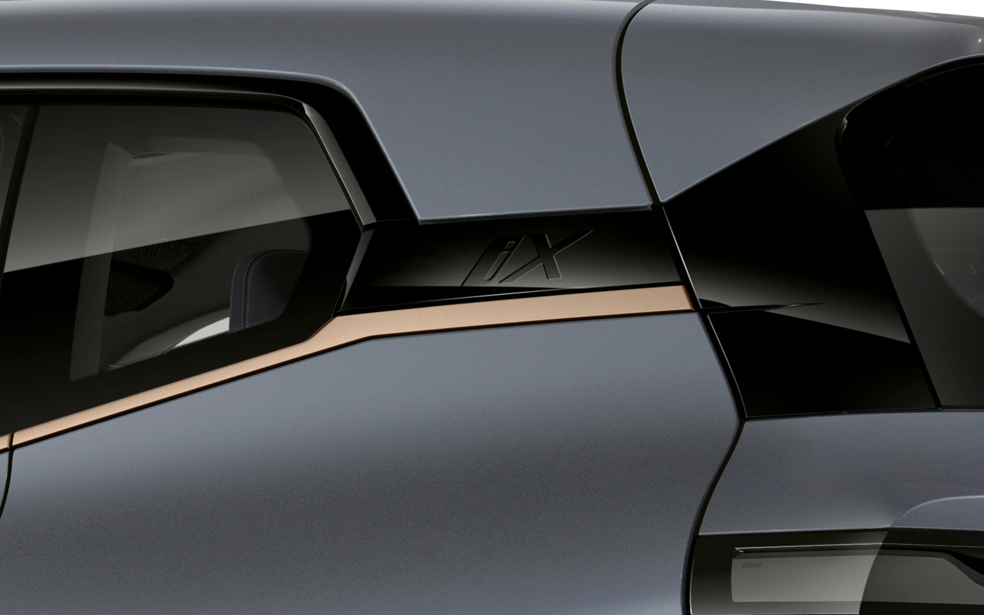 BMW iX M60 i20 2022 SUV elettrico Auto elettrica Oxid Grey metallizzato Primo piano del logo iX vicino al gomito di Hofmeister BMW Individual Exterieur Line Titan Bronze