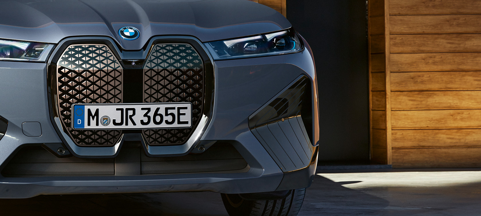 BMW iX M60 i20 2022 SUV elettrico BMW Individual Storm Bay metallizzato Primo piano anteriore con calandra a doppio rene BMW verticale