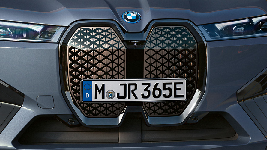 Calandra a doppio rene BMW Shy Tech della BMW iX M60 i20 2022 SUV elettrico BMW Individual Storm Bay metallizzato BMW iX M60 i20 2022 SUV elettrico BMW Individual Storm Bay metallizzato Vista anteriore della calandra a doppio rene Shy Tech