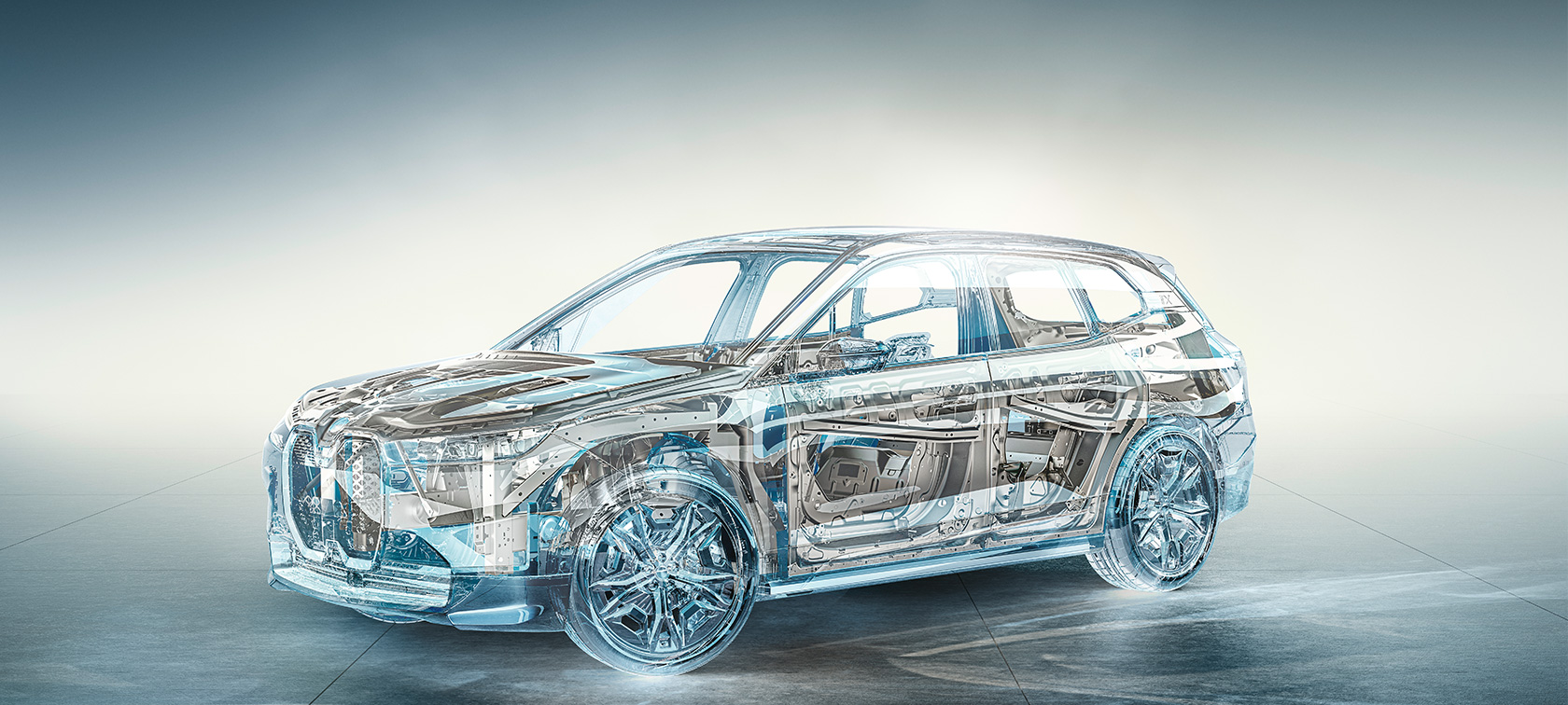 BMW iX M60 i20 2022 SUV elettrico Auto elettrica in movimento lungo la costa BMW iX M60 i20 2022 SUV elettrico Auto elettrica BMW Individual Storm Bay metallizzato Vista posteriore in movimento sul lungomare