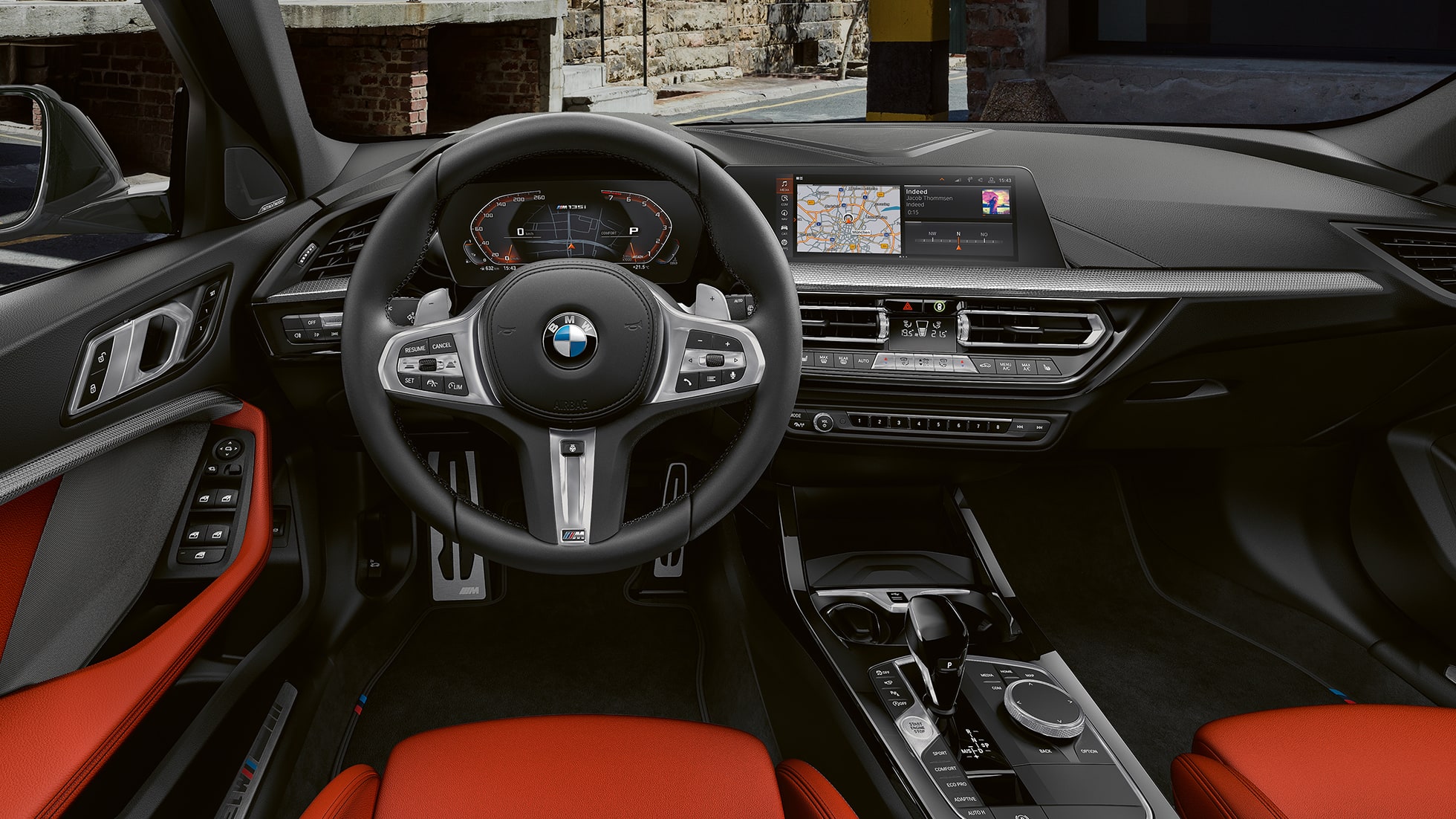 BMW M135i xDrive, interni F40. Interni della BMW M135i xDrive con volante in pelle M e sedili sportivi M F40.