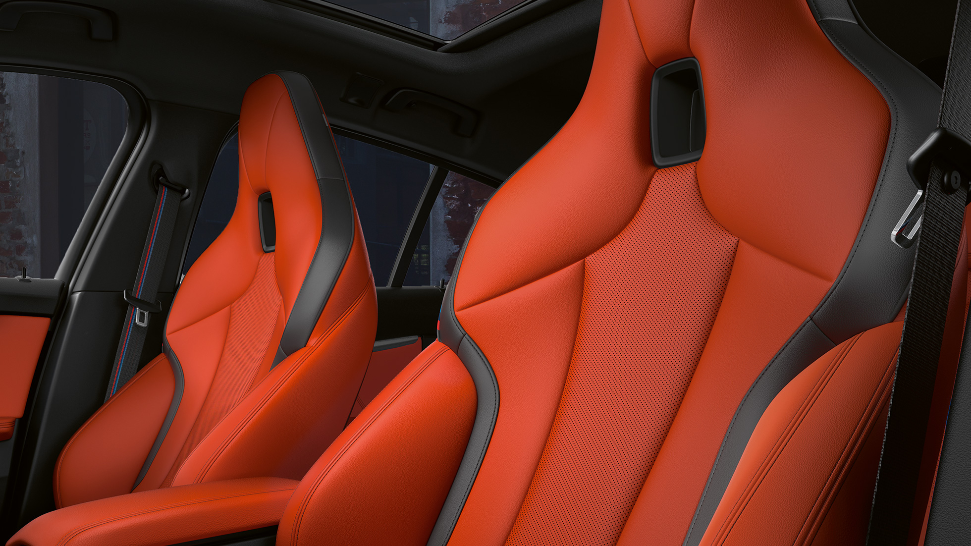 Sedili sportivi M con poggiatesta integrato F40. Sedili sportivi M atletici con poggiatesta integrato nell’abitacolo della BMW M135i xDrive F40.