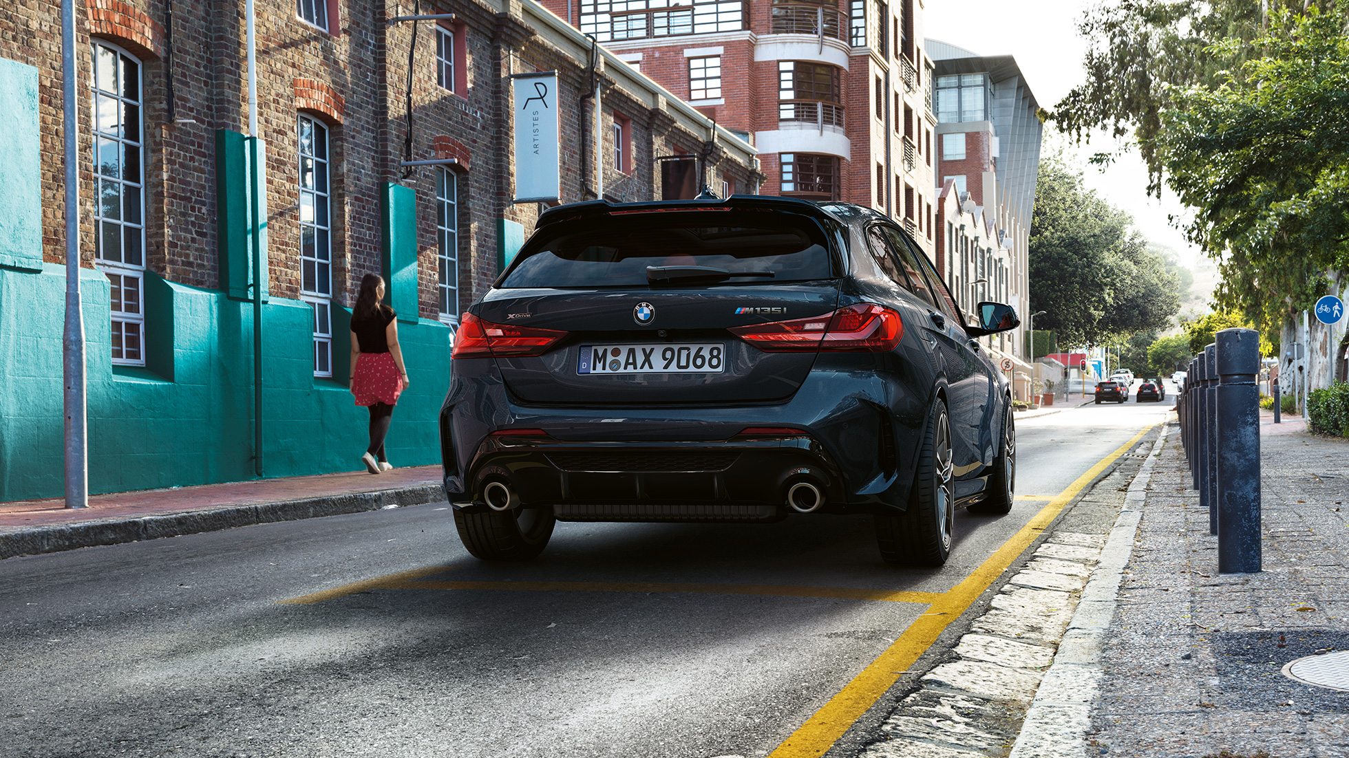 BMW M135i xDrive, vista posteriore F40. BMW M135i xDrive in Sapphire Black metallizzato, vista posteriore, mentre sta parcheggiando F40.