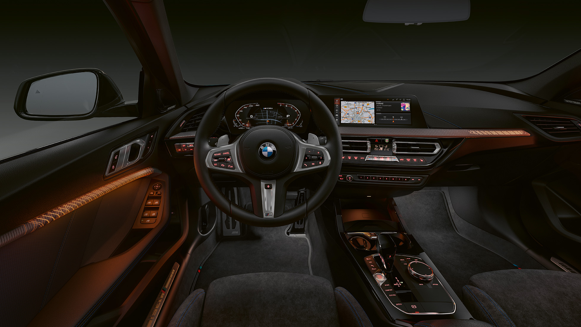 BMW M135i xDrive, cockpit F40. Interni premium della BMW M135i xDrive con modanature interne illuminate F40.