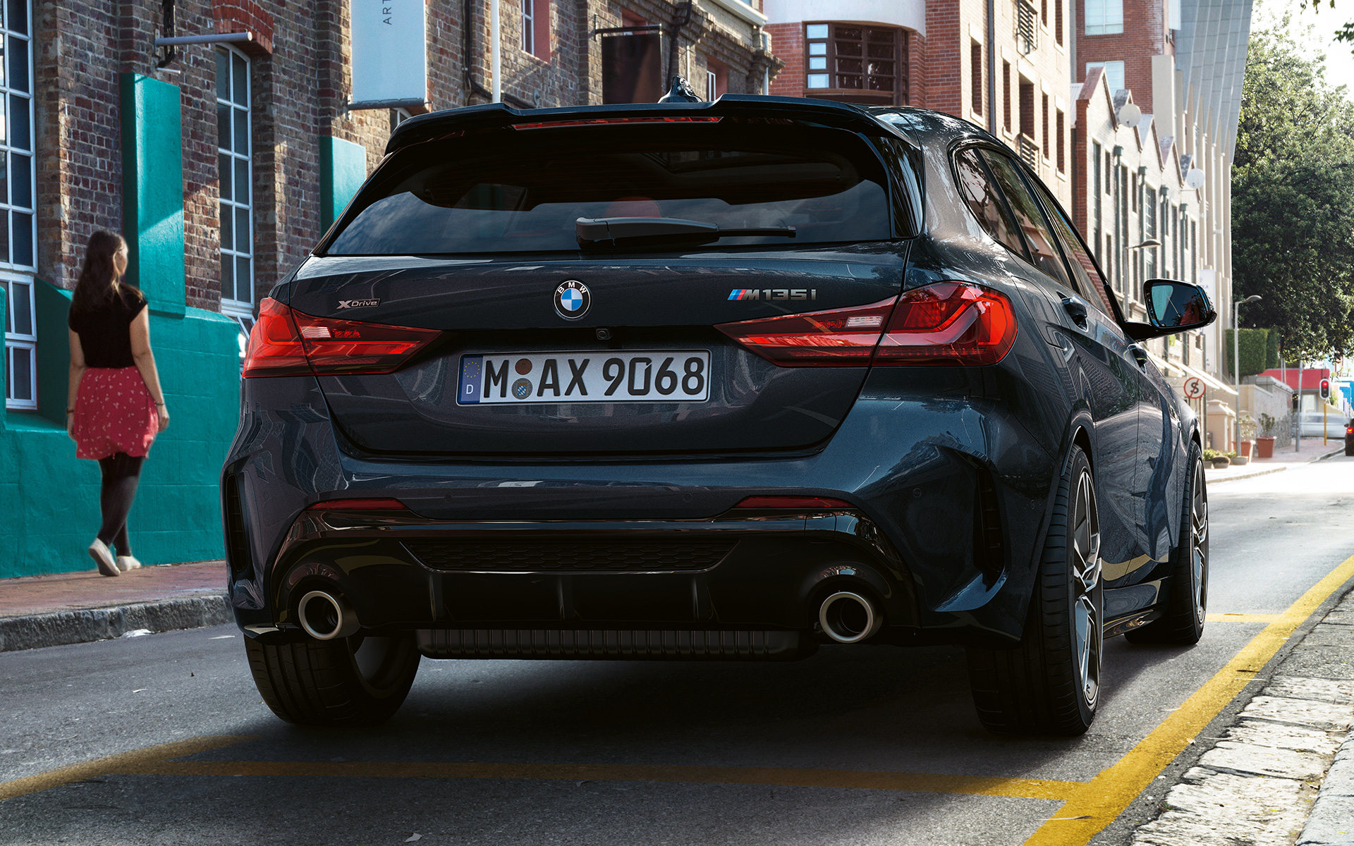 BMW M135i xDrive (F40) in Sapphire Black metallizzato, vista posteriore in parcheggio