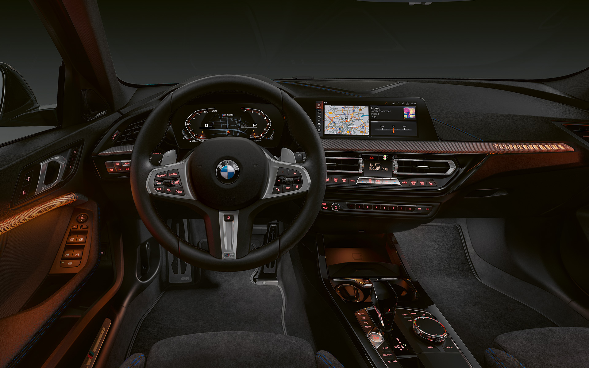 BMW M135i xDrive (F40) interni Premium con modanature interne illuminate