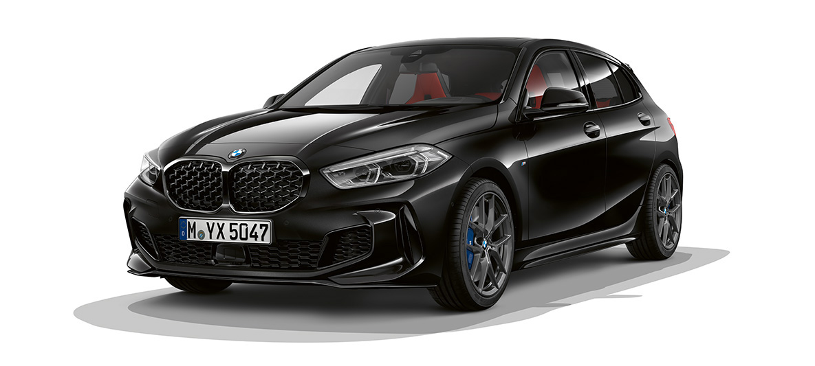 BMW M135i xDrive (F40) pacchetto M Performance BMW M135i xDrive (F40) in Sapphire Black metallizzato con pacchetto M Performance in vista anteriore a tre quarti