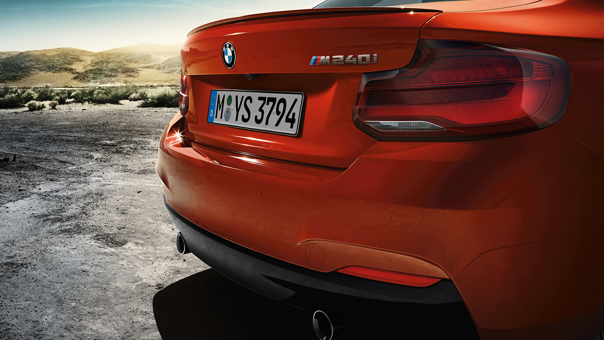 Design del posteriore della BMW M240i Coupé F22 Design del posteriore della BMW M240i Coupé F22 2017 Sunset Orange metallizzato, vista posteriore a tre quarti