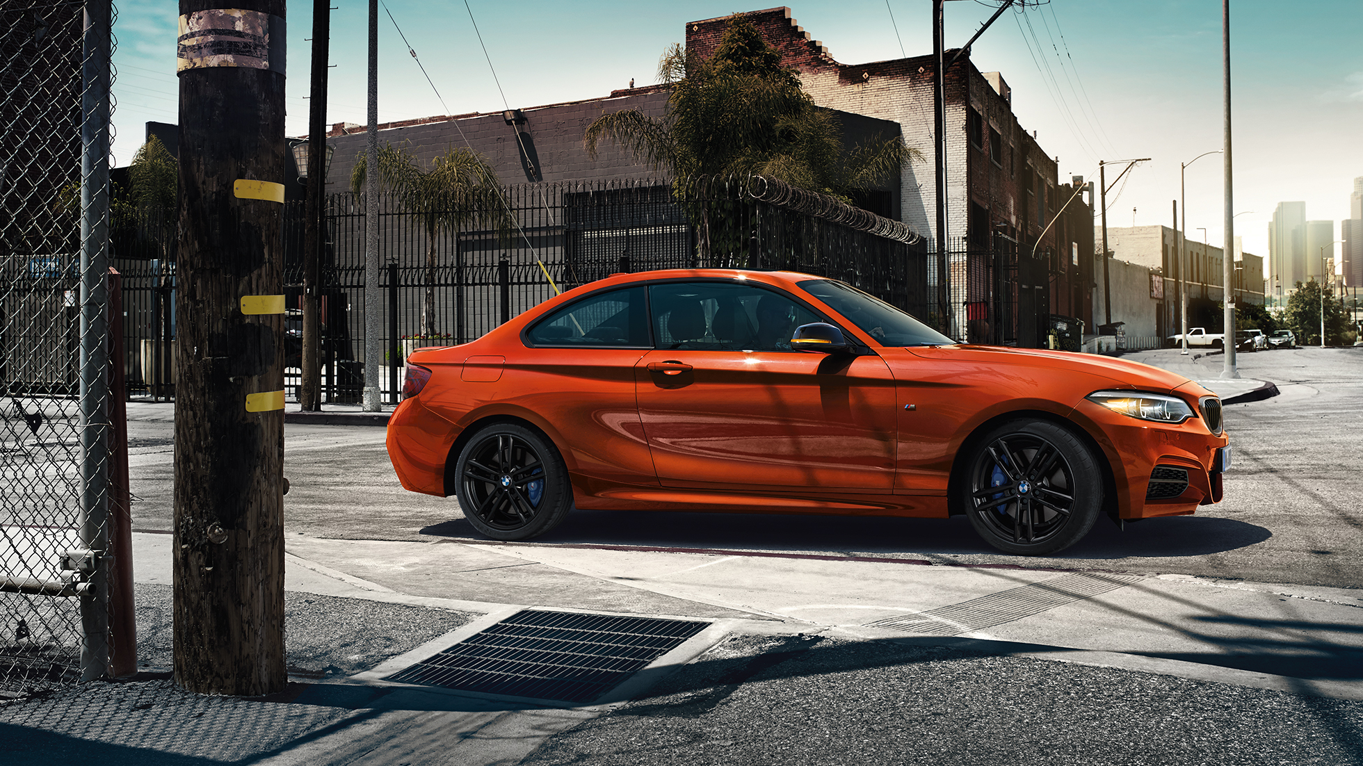 Design della BMW M240i Coupé F22 Design della BMW M240i Coupé F22 2017 Sunset Orange metallizzato, vista laterale