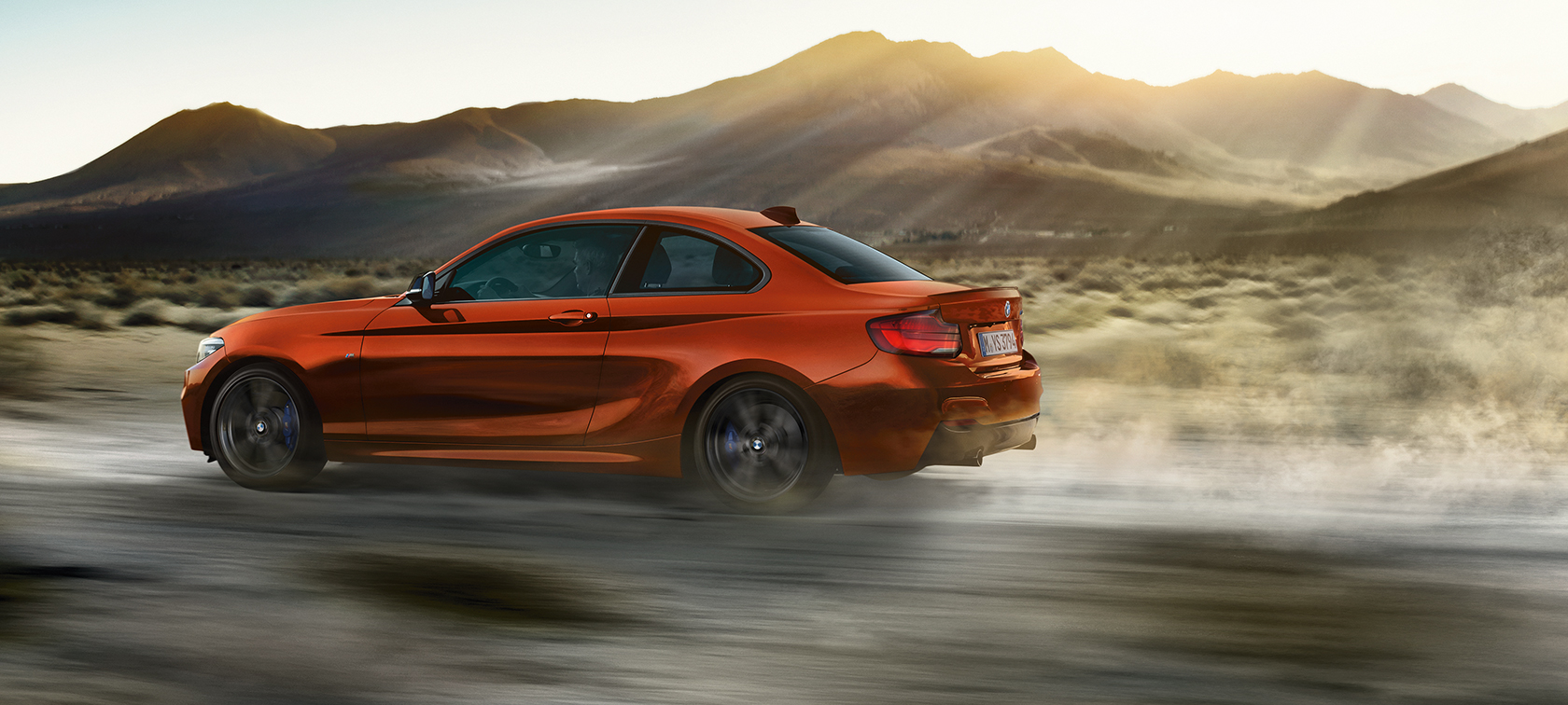 Dinamica di guida della BMW M240i Coupé F22. Dinamica di guida della BMW M240i Coupé F22 2017 Sunset Orange metallizzato, vista laterale