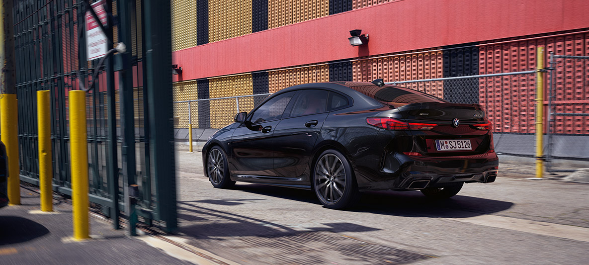 Pacchetto M Performance della BMW M235i xDrive Gran Coupé F44 Pacchetto M Performance della BMW M235i xDrive Gran Coupé Black Sapphire metallizzato F44, vista laterale a tre quarti