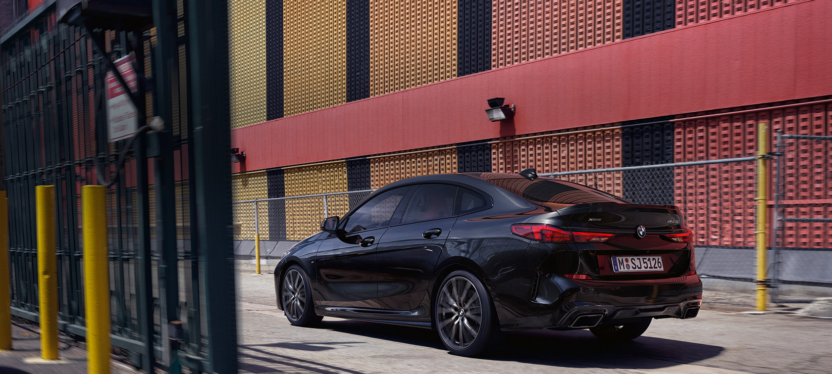BMW M235i xDrive Gran Coupé, vista laterale a tre quarti BMW M235i xDrive Gran Coupé Black Sapphire metallizzato F44, vista laterale a tre quarti