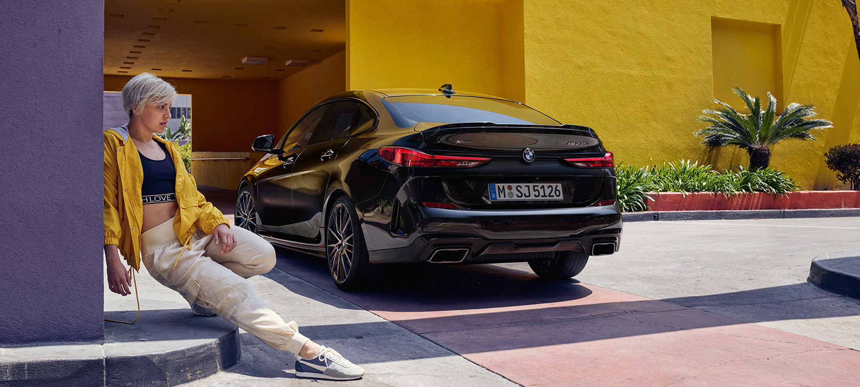 BMW M235i xDrive Gran Coupé, vista posteriore a tre quarti F44 BMW M235i xDrive Gran Coupé Black Sapphire metallizzato F44, vista posteriore a tre quarti