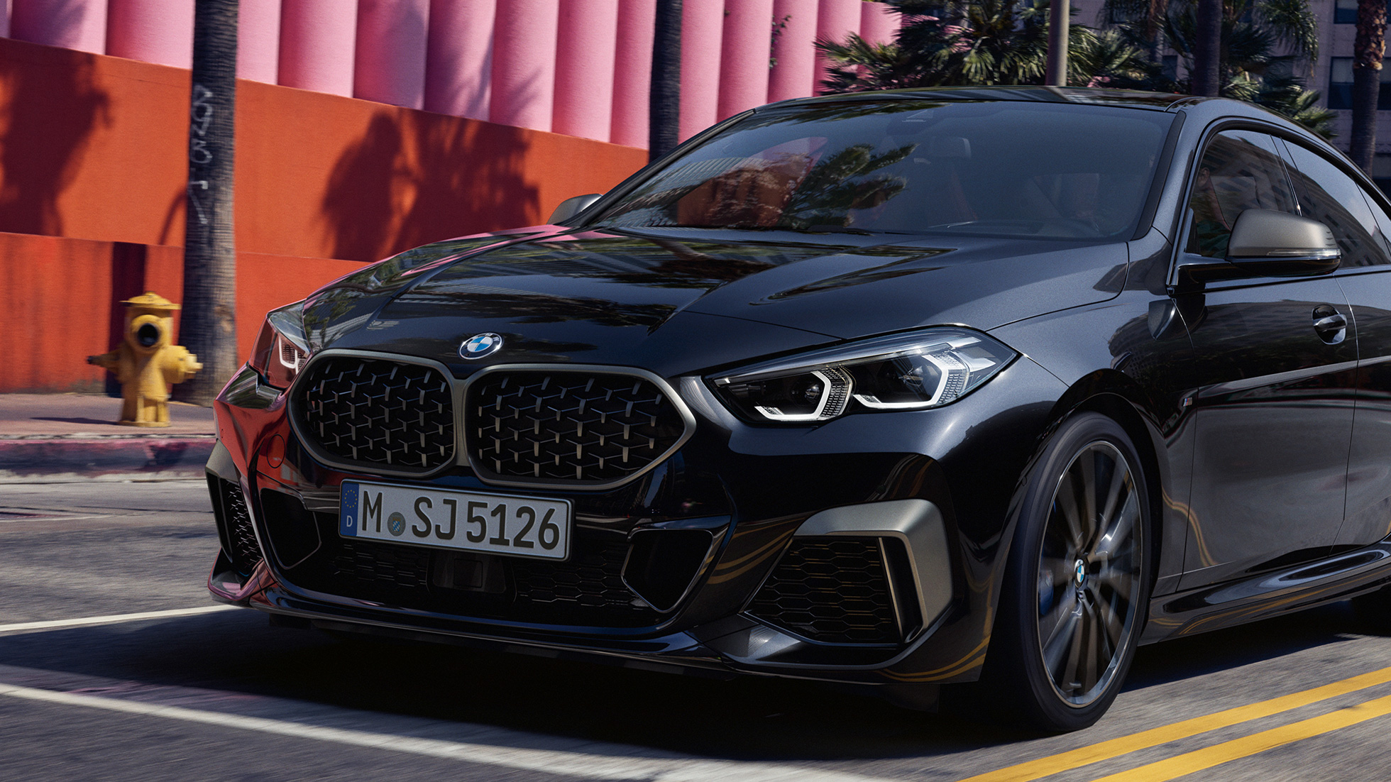Design del frontale della BMW M235i xDrive Gran Coupé F44 Design del frontale della BMW M235i xDrive Gran Coupé 2020 Black Sapphire metallizzato F44, vista anteriore a tre quarti