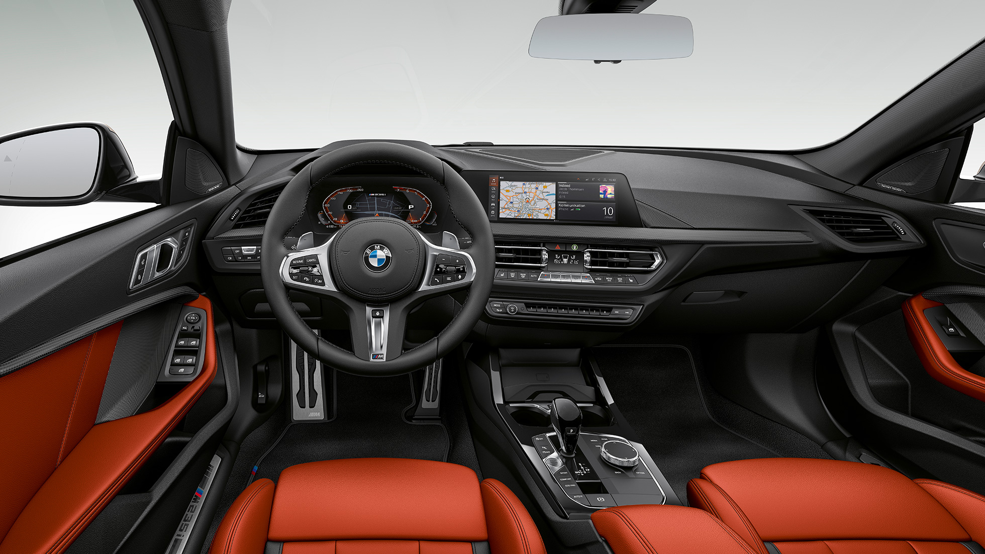 Cockpit della BMW M235i xDrive Gran Coupé F44 Cockpit orientato al guidatore della BMW M235i xDrive Gran Coupé 2020 F44, interni