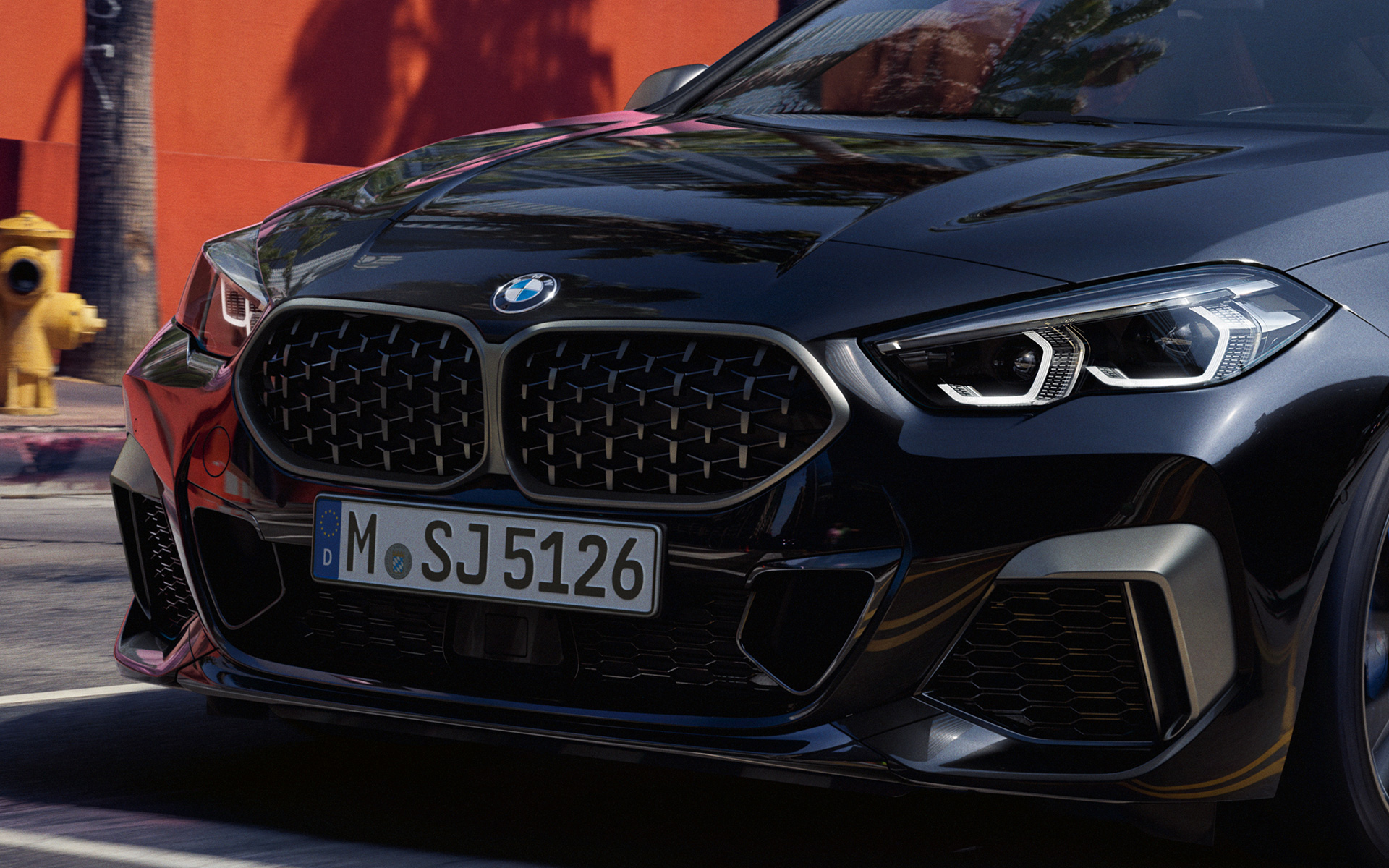 Design frontale della BMW M235i xDrive Gran Coupé F44 Design frontale della BMW M235i xDrive Gran Coupé F44 2020 Black Sapphire metallizzato, vista anteriore a tre quarti