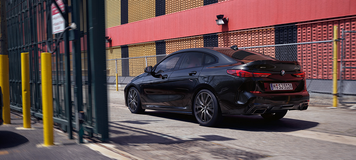 Pacchetto M Performance della BMW M235i xDrive Gran Coupé F44 Pacchetto M Performance della BMW M235i xDrive Gran Coupé F44 Black Sapphire metallizzato vista laterale a tre quarti