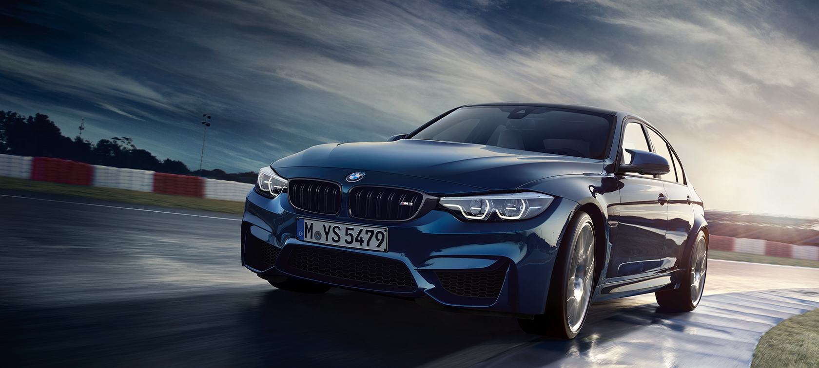 BMW M3 Berlina sfreccia veloce sull'asfalto BMW M3 Berlina sfreccia veloce sull'asfalto