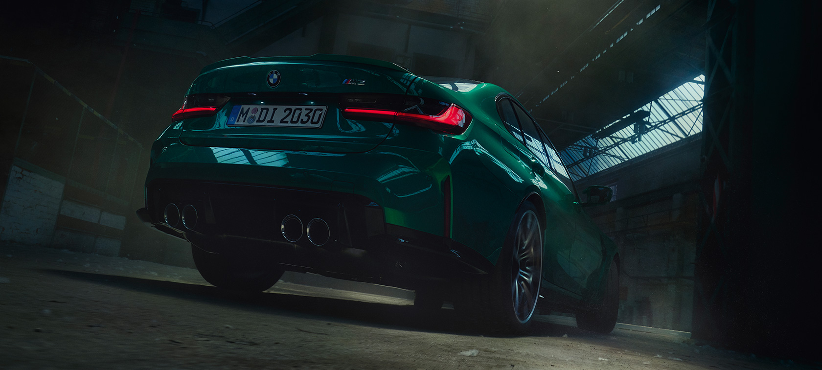 BMW M3 Berlina G80 2020 Vista posteriore a tre quarti con prospettiva dal basso BMW M3 Berlina G80 2020 Isle of Man Green metallizzato Vista posteriore a tre quarti con prospettiva dal basso