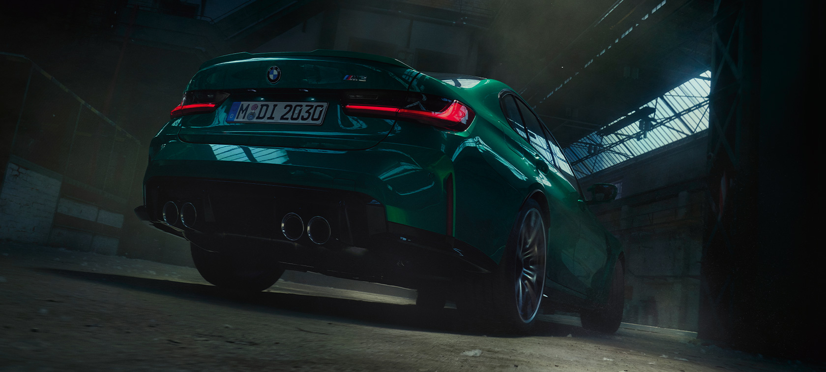 BMW M3 Berlina G80 2020 Vista posteriore a tre quarti con prospettiva dal basso BMW M3 Berlina G80 2020 Isle of Man Green metallizzato Vista posteriore a tre quarti con prospettiva dal basso
