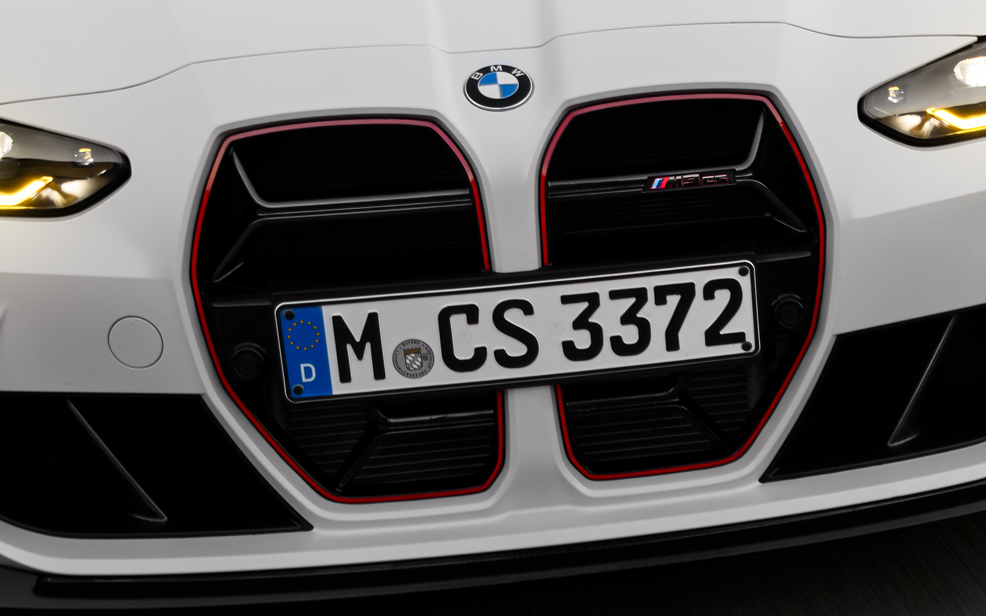 Calandra a doppio rene nera specifica per le versioni CS della BMW M3 CS G80 con configurazione speciale Signatur in rosso Calandra a doppio rene nera specifica per le versioni CS della BMW M3 CS G80 in vista anteriore in movimento con configurazione speciale Signatur in rosso
