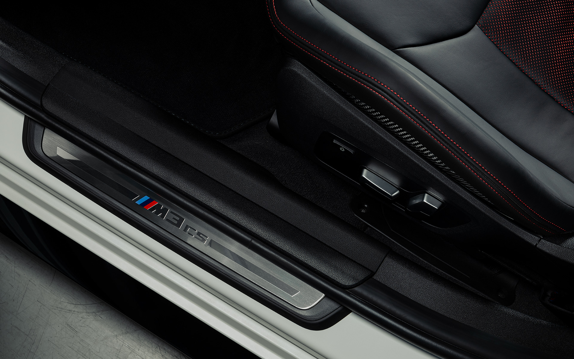 M3 CS G80 con listello battitacco specifico per le versioni CS Listello battitacco specifico per le versioni CS della BMW M3 CS G80