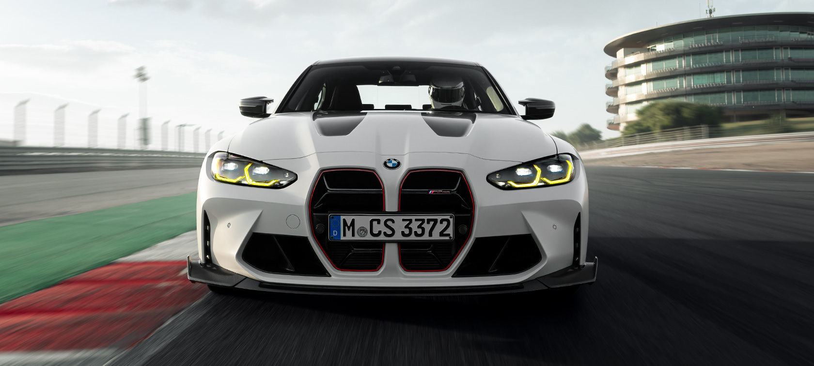 BMW M Performance Parts BMW M3 CS G80 BMW M3 CS G80 BMW M Performance Parts in vista anteriore a tre quarti in movimento su pista