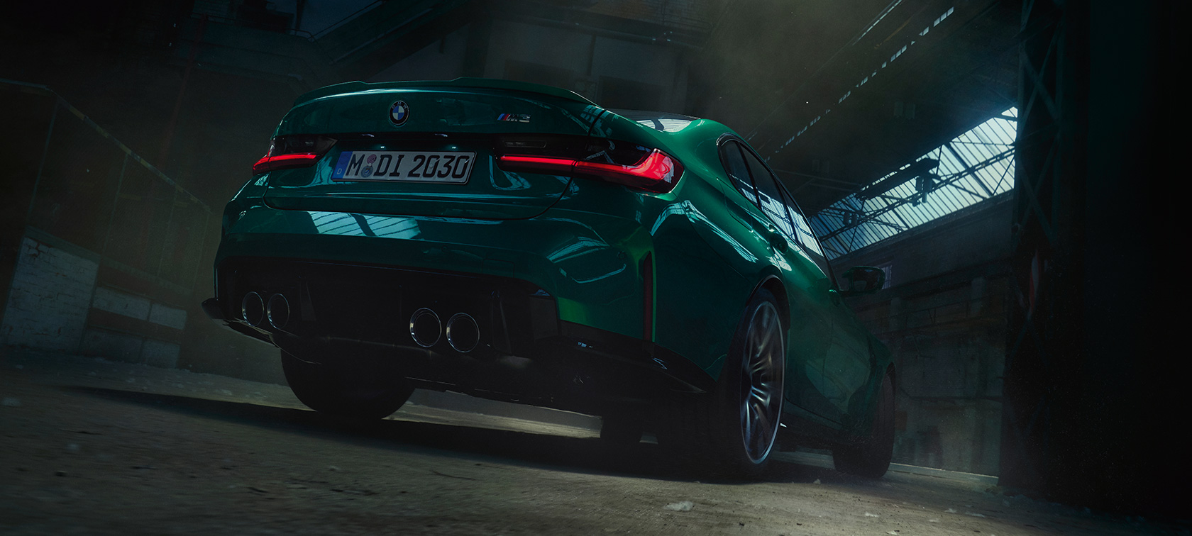 BMW M3 Berlina G80 2020 Vista posteriore a tre quarti con prospettiva dal basso BMW M3 Berlina G80 2020 Isle of Man Green metallizzato Vista posteriore a tre quarti con prospettiva dal basso