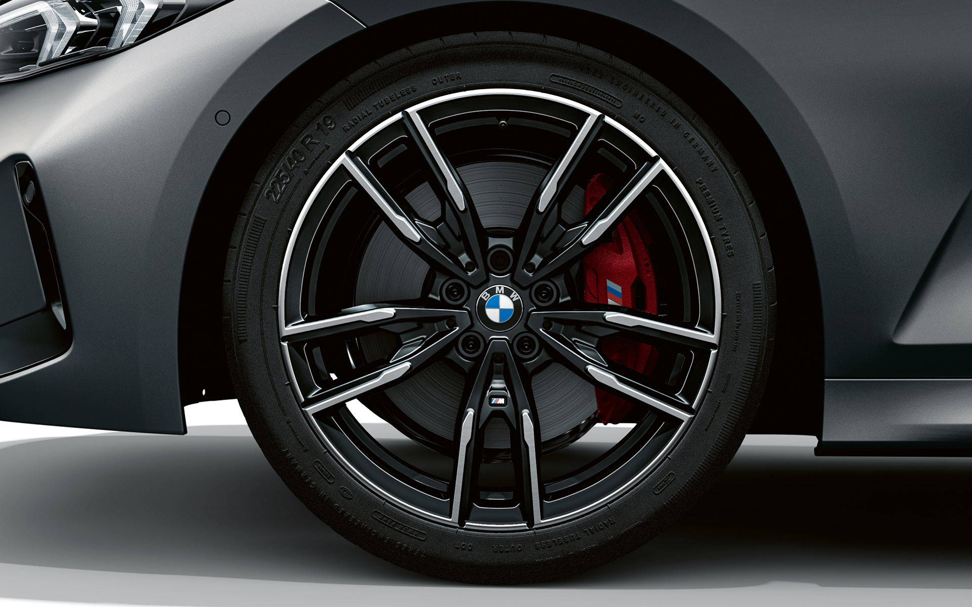 Cerchi in lega leggera da 19'' M, styling a doppi raggi nº 792 M in bicolore Jet Black BMW M340i xDrive Berlina G20 Cerchi in lega leggera M da 19”, styling a doppi raggi n° 792 M bicolore Jet Black della BMW M340i xDrive Berlina G20 BMW Individual Frozen Pure Grey metallizzato