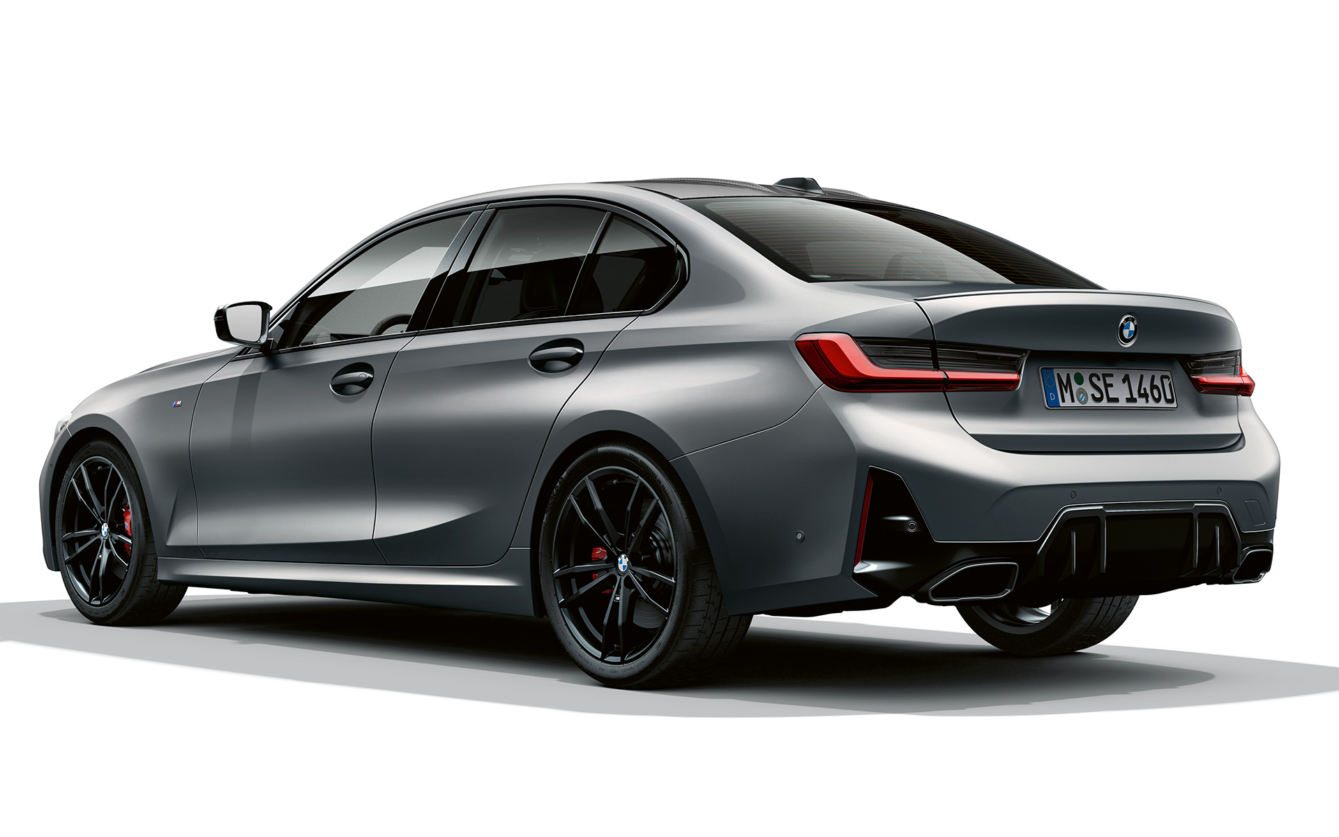 Spoiler posteriore M della BMW M340i xDrive Berlina G20 Vista posteriore a tre quarti con spoiler posteriore M della BMW M340i xDrive Berlina G20 BMW Individual Frozen Pure Grey metallizzato