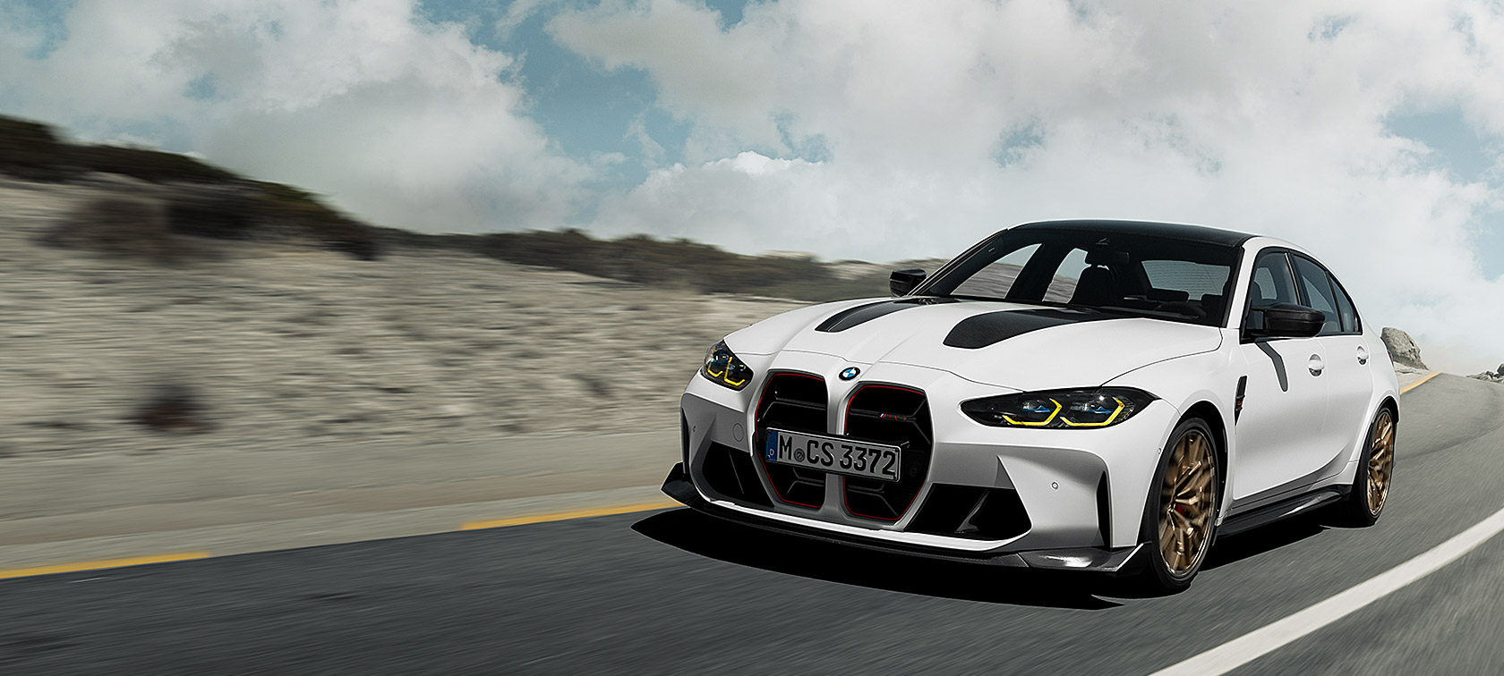 Vista frontale in movimento in pista della BMW M3 CS G80