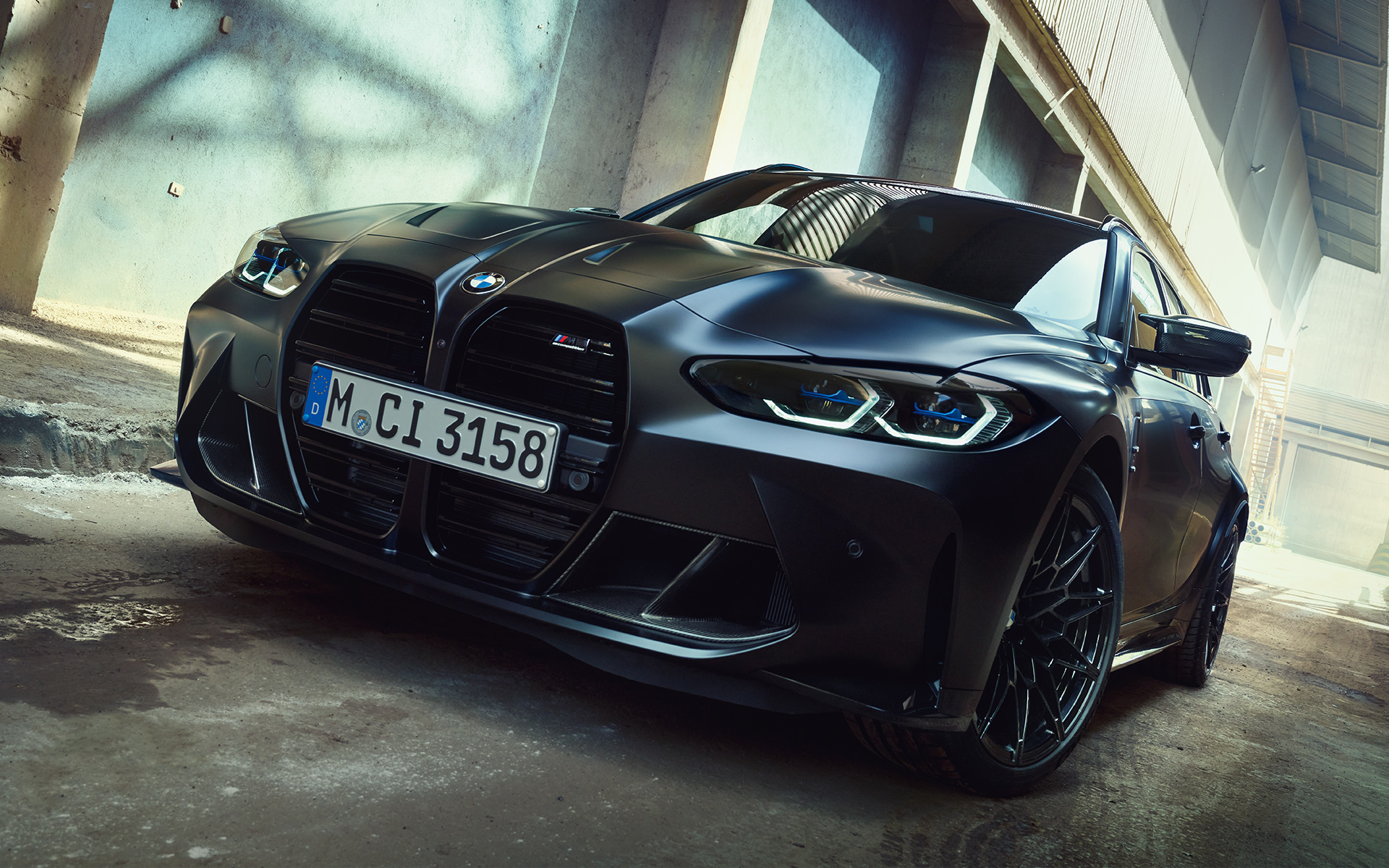 M Design della BMW M3 Competition Touring G81 BMW Individual Frozen Black metallizzato Vista anteriore a tre quarti della BMW M3 Competition Touring G81 BMW Individual Frozen Black metallizzato M Design