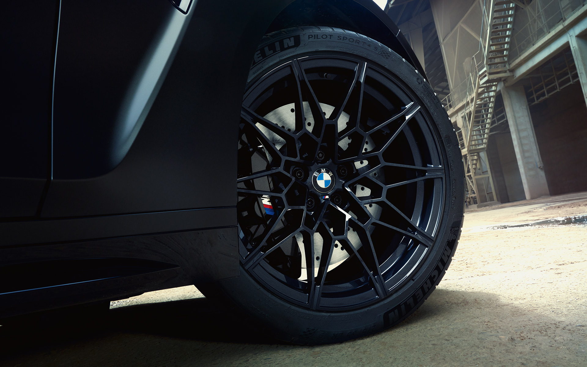 Freni M Compound neri della BMW M3 Competition Touring G81 Primo piano dei freni M Compound neri della BMW M3 Competition Touring G81 BMW Individual Frozen Black metallizzato