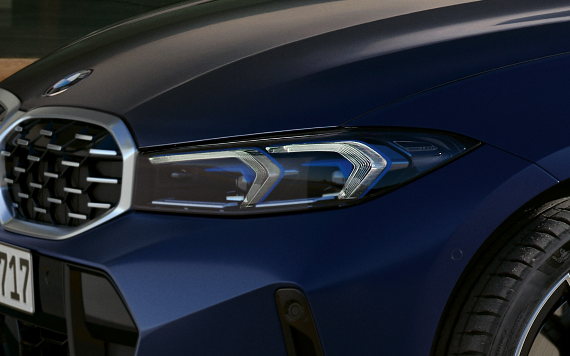 Primo piano dei gruppi ottici anteriori a LED della BMW M340i xDrive Touring G21 Primo piano dei gruppi ottici anteriori a LED della BMW M340i xDrive Touring G21 Frozen Tanzanite Blue