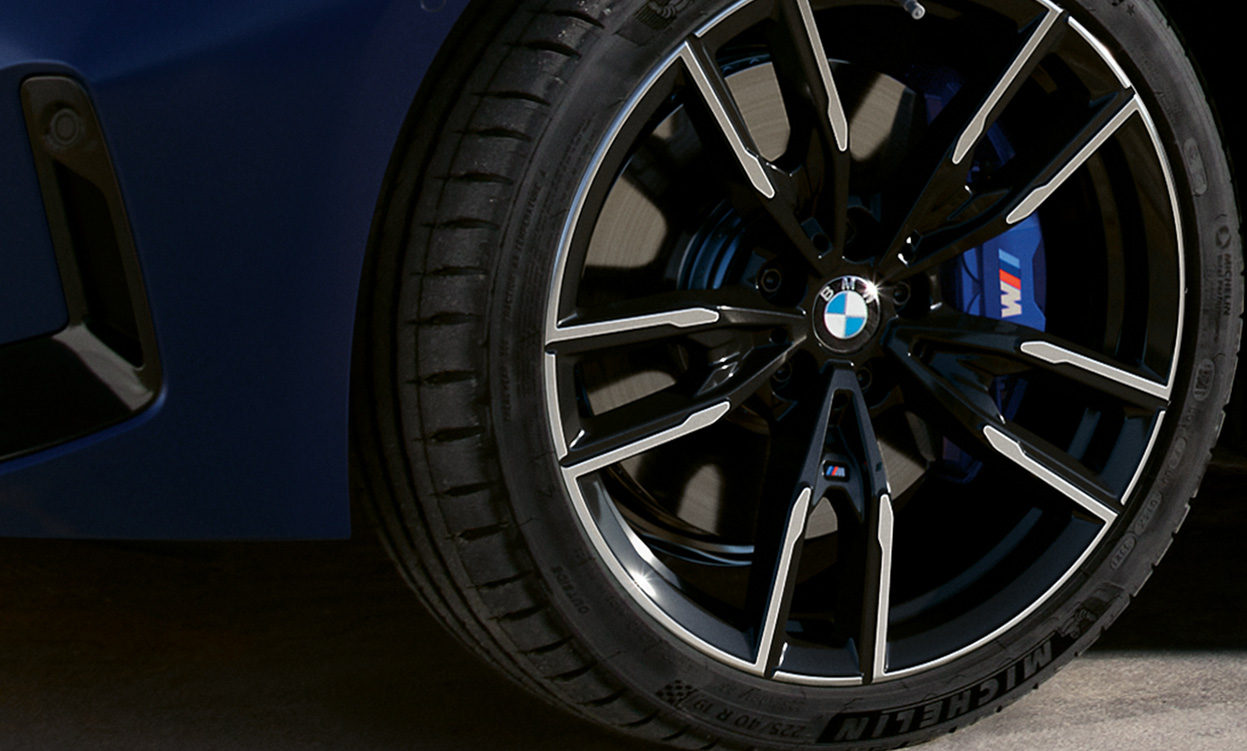 Primo piano dei cerchi in lega leggera M della BMW M340i xDrive Touring G21 19'' Primo piano dei cerchi in lega leggera M da 19” della BMW M340i xDrive Touring G21 Frozen Tanzanite Blue