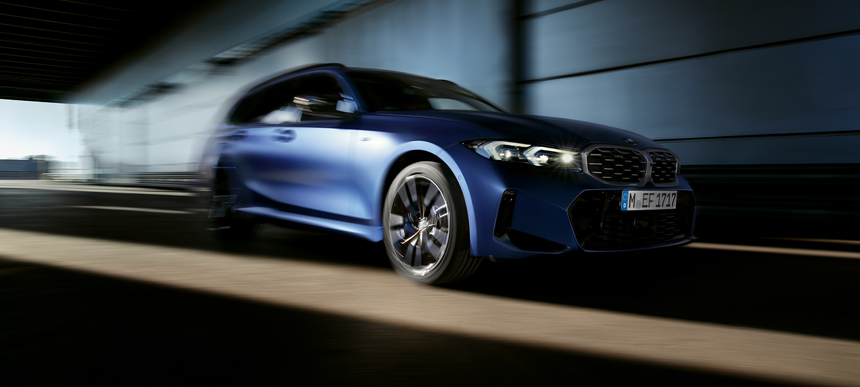 Vista laterale a tre quarti in movimento della BMW M340i xDrive Touring G21 Vista laterale a tre quarti in movimento della BMW M340i xDrive Touring G21