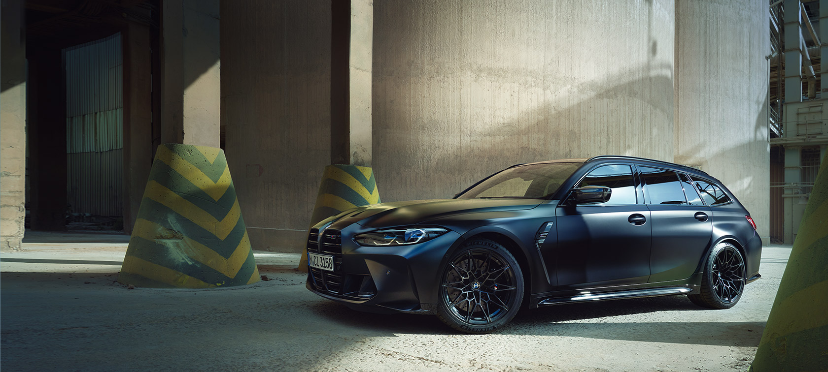 Vista laterale della BMW M3 Competition Touring G81 Vista laterale da ferma della BMW M3 Competition Touring G81 BMW Individual Frozen Black metallizzato