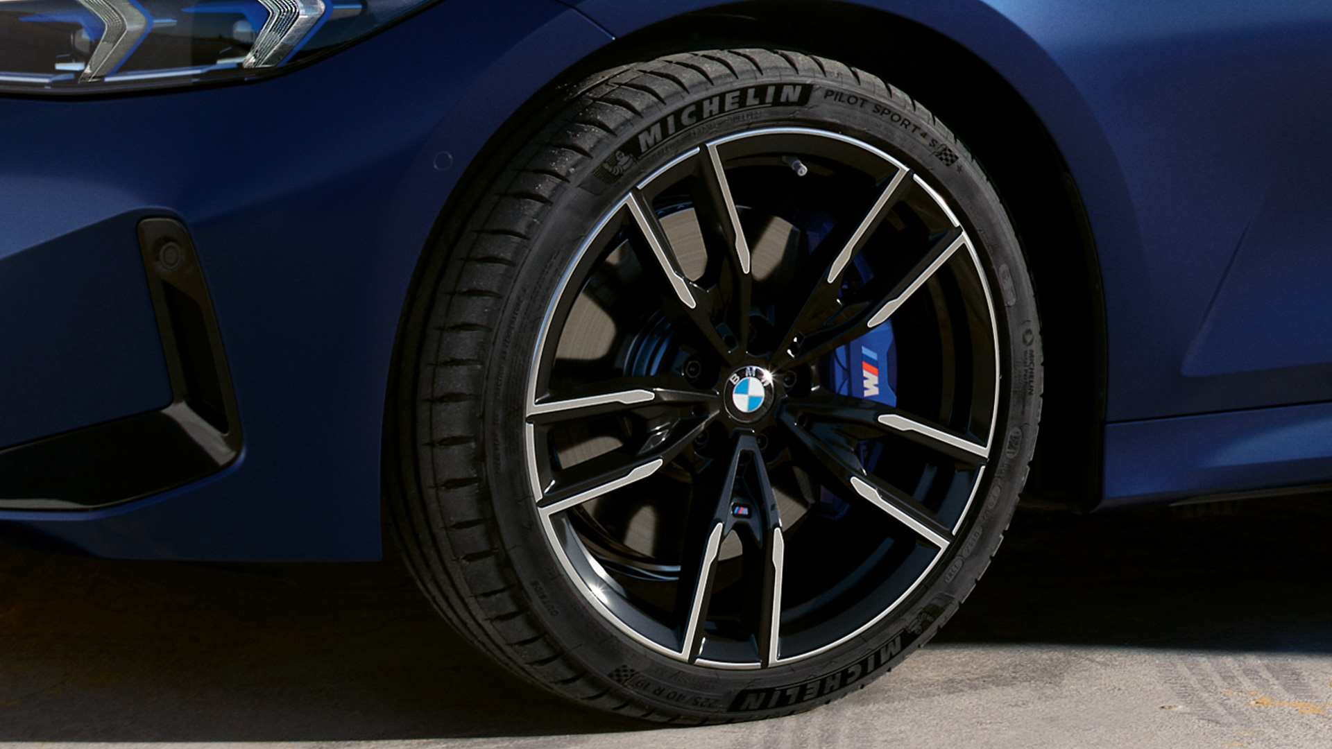Primo piano dei cerchi in lega leggera M della BMW M340i xDrive Touring G21 19'' Primo piano dei cerchi in lega leggera M da 19” della BMW M340i xDrive Touring G21 Frozen Tanzanite Blue