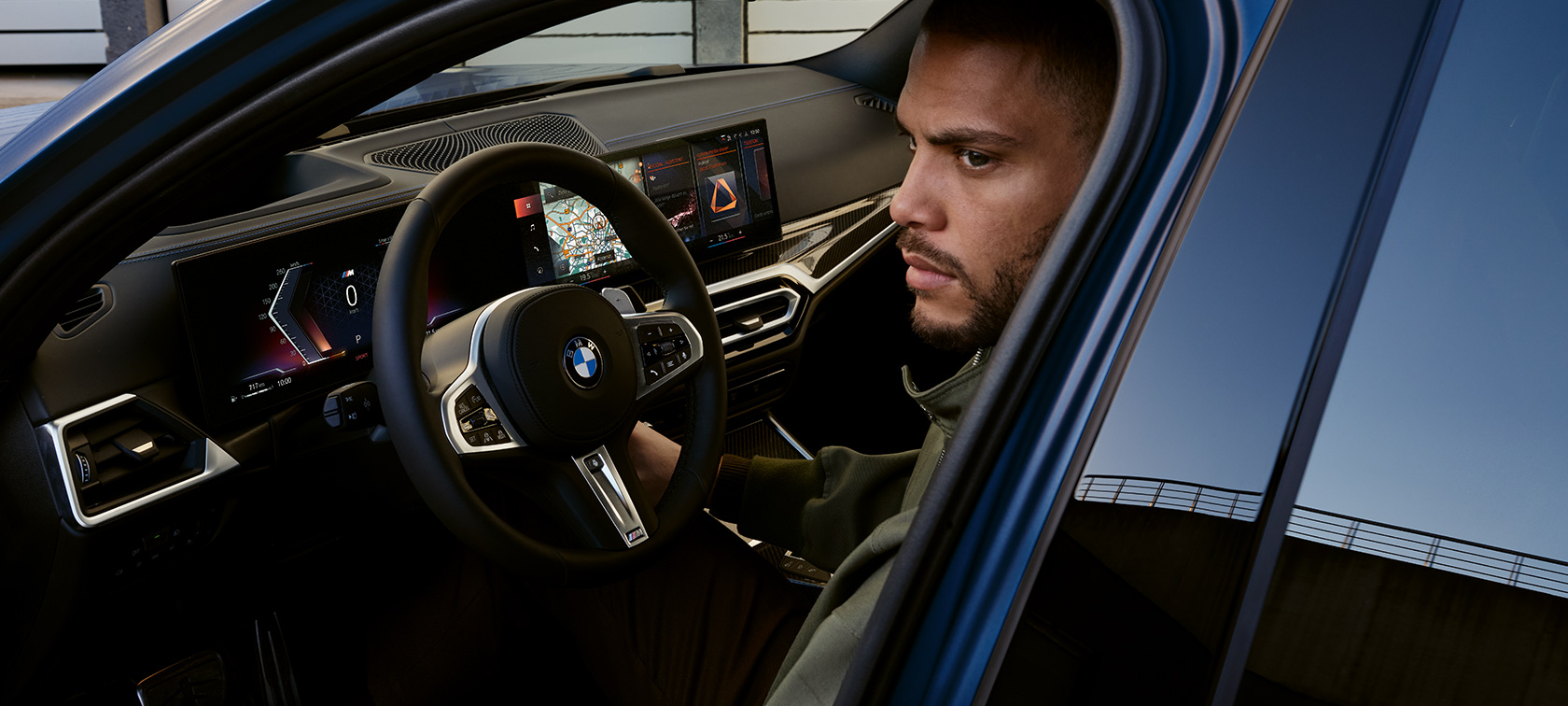 Cockpit della BMW M340i xDrive Touring G21 con modella Cockpit della BMW M340i xDrive Touring G21 Frozen Tanzanite Blue con modella