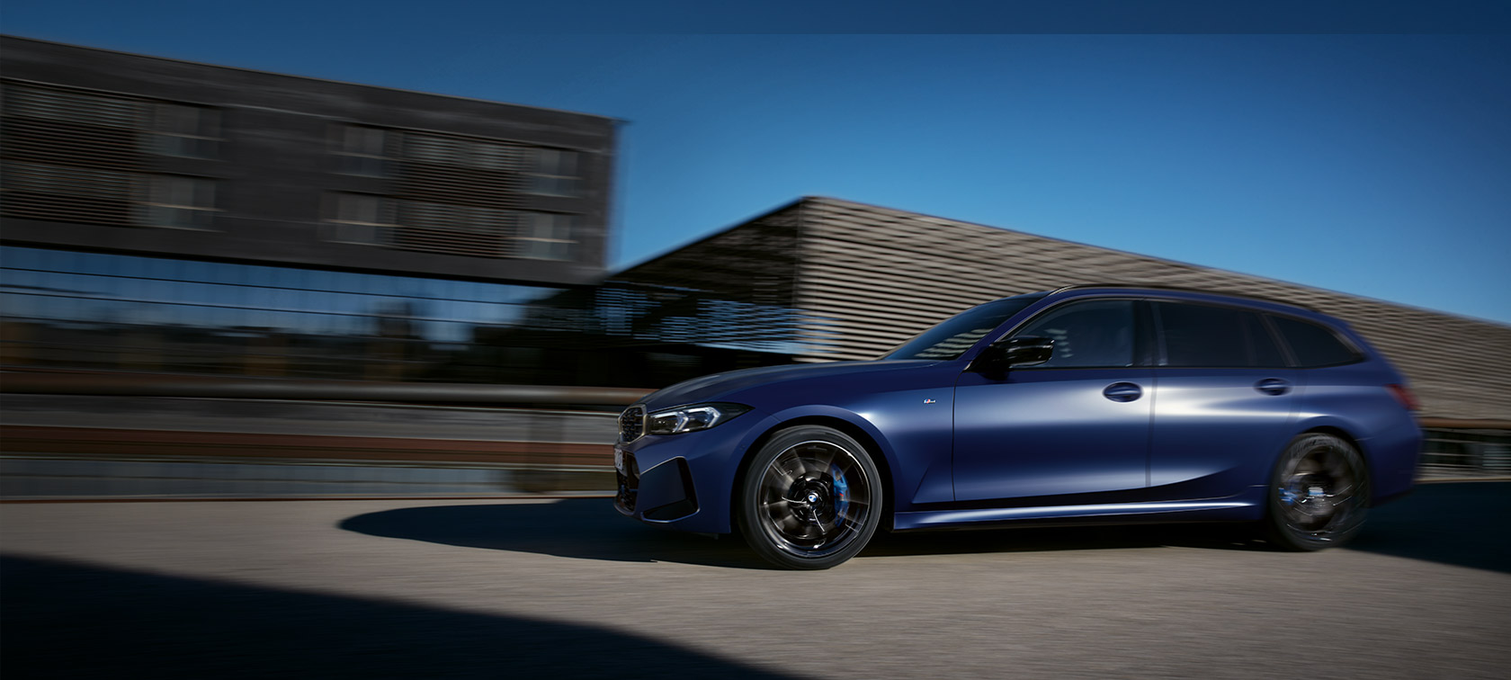 Vista laterale in movimento della BMW M340i xDrive Touring G21 Vista laterale in movimento della BMW M340i xDrive Touring G21 Frozen Tanzanite Blue