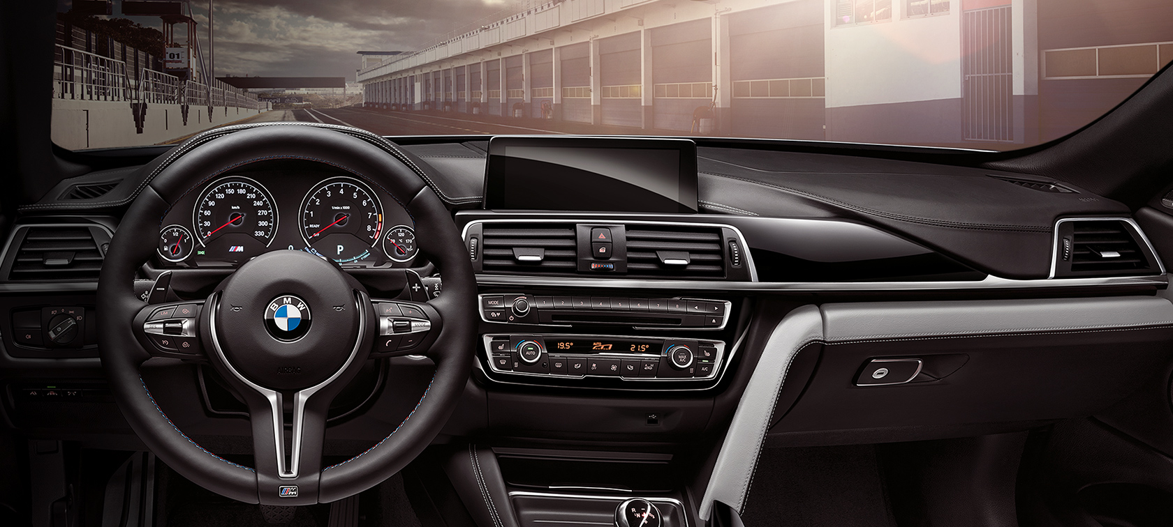 BMW M4 Cabrio: dettaglio interni e volante BMW M4 Cabrio: dettaglio interni e volante