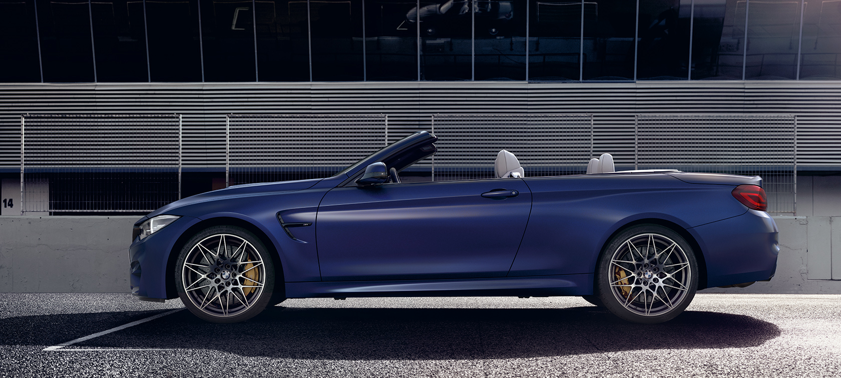 BMW M4 Cabrio: visione laterale sinistra BMW M4 Cabrio: visione laterale sinistra