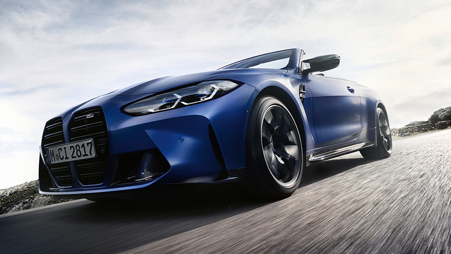 BMW M4 Competition Cabrio con M xDrive G83 2021 vista anteriore con calandra a doppio rene BMW M4 Competition Cabrio con M xDrive G83 2021 BMW Individual Frozen Portimao Blue metallizzato anteriore calandra a doppio rene con prospettiva dal basso